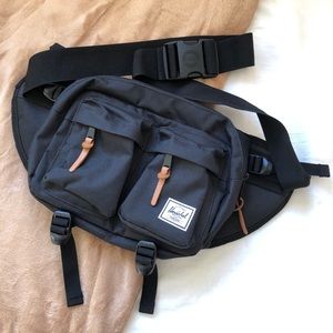 Herschel black eighteen hip pack